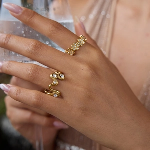 Bagues élégantes à fleurs et vagues dorées 18 carats avec zircons sur une main