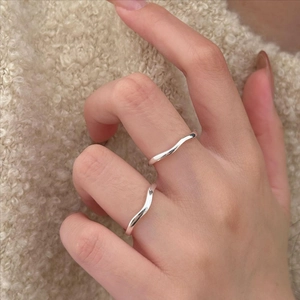 Minimalist 925 sterling silver wavy open rings set for women on model's hand