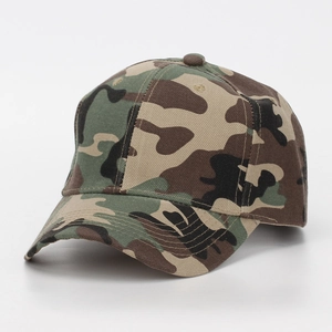 Détail de la casquette de baseball camouflage avec coutures soignées et œillets d'aération