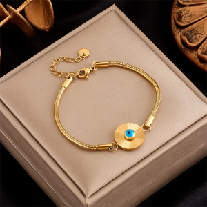 Dettaglio del bracciale occhio di Allah dorato con catena a serpente in scatola regalo
