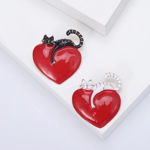 Creative Alloy Enamel Cat Heart Brooch For Women Fashion Cute Animal Lapel Pin Dress Accessories Individual Style Gift