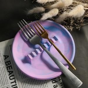 Moule en silicone pour plateau en résine avec repose-couverts dégradé violet-bleu