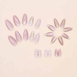 Vue détaillée de 24 faux ongles amande avec effet œil de chat et motifs floraux dorés