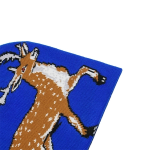 Detailopname van de helderblauwe gebreide muts met gedetailleerde eland jacquard textuur