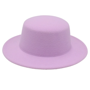 Texture détaillée de la surface en feutre de laine lavande sur ce chapeau canotier classique