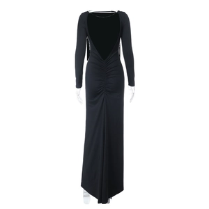 Dettaglio dell'elegante design schiena scoperta e vita arricciata del vestito lungo nero