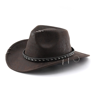 Détail d'un chapeau de cowboy en daim marron avec anneaux argentés et ruban tressé