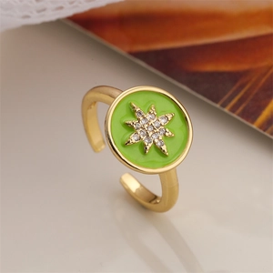 Dettaglio dell'anello placcato oro con smalto verde e stella in zirconi micro-pavé
