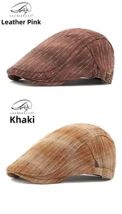 Détail de casquettes gavroche à rayures rose poudré et kaki avec boucles en bronze