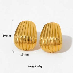 Gros plan boucles d'oreilles dorées en acier avec dimensions précises 19mm x 15mm