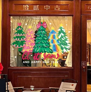 Stickers de Noël colorés pour vitres avec motifs de sapins et texte Let it snow festif