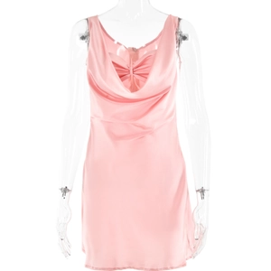 Détail de la robe en satin rose avec col bénitier, texture lisse et dos nu élégant
