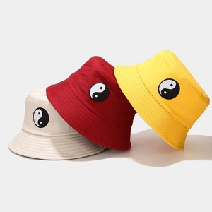 Trois bobs en toile de coton avec broderie Tai Chi en beige, bordeaux et jaune vif
