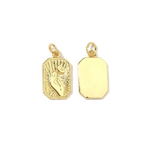 Vue macro de pendentifs rectangulaires dorés avec relief croissant de lune et dos lisse