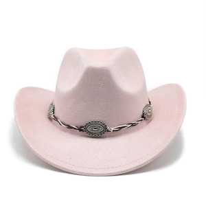 Détails d'un chapeau de cowboy en daim rose avec des ornements ethniques argentés