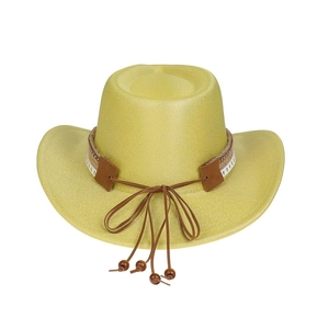 Détail d'un chapeau de cowboy jaune avec bande en cuir marron et jugulaire perlée