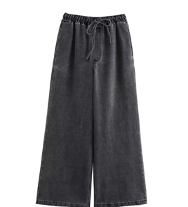 Detail einer dunkelgrauen gewaschenen Denim-Wide-Leg-Hose mit elastischem Kordelzug