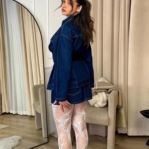 Robe en jean à la mode avec taille marquée et manches longues portée par un mannequin