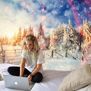 Gemütliches Schlafzimmer mit einem Wandteppich mit winterlicher Waldlandschaft