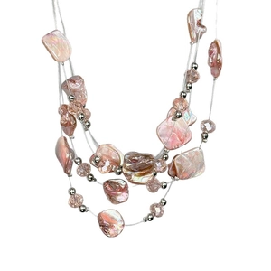 Collier bohème multicouche avec pétales de coquillages roses et perles de cristal finies