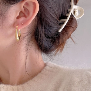 Minimalist 925 sterling silver U-shaped gold earrings and stud set worn by a model