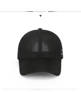 Dettaglio del berretto da baseball in mesh nero traspirante con ricamo laterale bianco