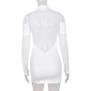 Détail de la robe mini blanche avec dos ajouré en mesh transparent et manches longues