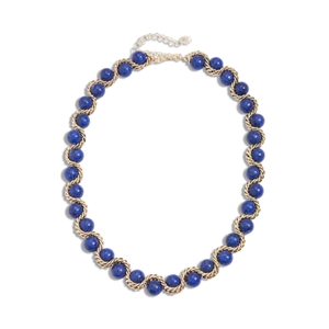 Collana vintage di pietre blu scuro con catena a spirale dorata su sfondo bianco