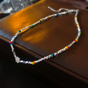 Collier ras du cou floral coloré avec perles carrées argentées et accents style dopamine