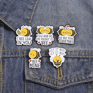Lot de 5 broches en émail abeille de dessin animé avec jeux de mots sur veste en jean