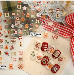 Détail de stickers à ongles de Noël 3D en relief avec ours et motifs festifs