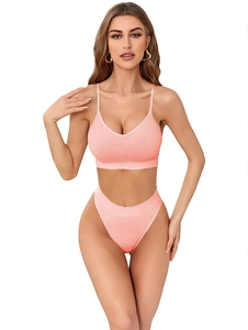 Détail d'un ensemble soutien-gorge et culotte rose-orangé sans couture en maille côtelée