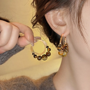 Tiger eye beaded C-shape hoop earrings in gold metal with vintage brown gradient stones