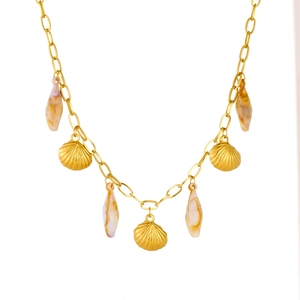 Collier en acier doré avec pendentif coquillage et pierre marron vintage sur fond blanc net