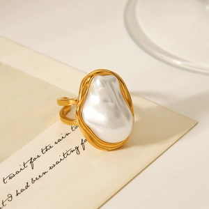 Gros plan détaillé d'une bague perle baroque française avec monture en métal doré texturé