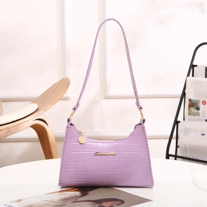 Sac bandoulière violet en cuir crocodile avec chaîne dorée et logo métallique en relief