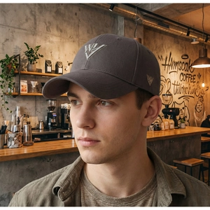 Dettaglio di un cappello da baseball vintage grigio ricamato per uomo e donna all'aperto
