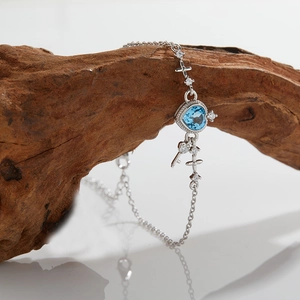 Bracelet élégant en argent S925 avec cœur en topaze bleue et pendentif clé sur bois