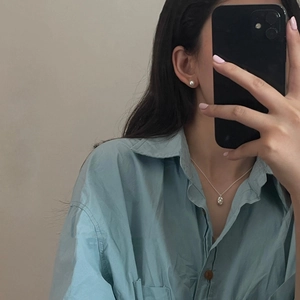 Elegant S925 sterling silver natural freshwater pearl necklace on a blue shirt