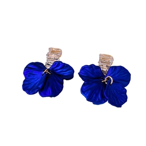 Elegant gold-plated shell flower stud earrings with sapphire blue petals and crystals