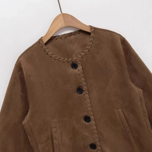 Veste femme en suédine marron avec bordure tressée, col rond et boutons noirs