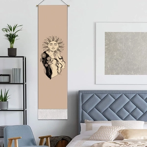 Tapisserie murale bohème avec visage de soleil et motifs floraux suspendue dans une chambre