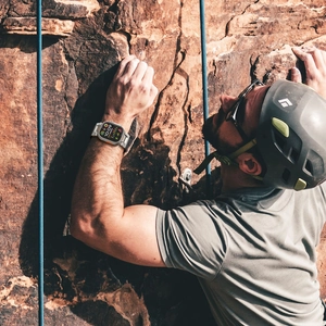 Cinturino robusto in gomma fluorurata argento per Apple Watch Ultra in scena di scalata