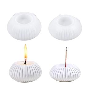 Vue de dessus du moule en silicone sphérique strié et du porte-bougie parfumé