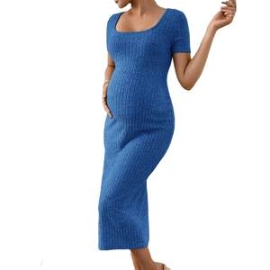 Détail du tissu en maille côtelée bleue et de l'encolure carrée de la robe midi maternité