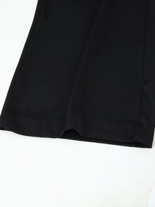 Detail der flachen Saumnaht und Nähkunst an der schwarzen Satin-Spitzenhose