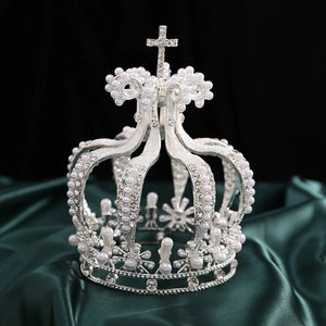 Décoration de gâteau couronne argentée avec perles et cristaux sur satin vert foncé