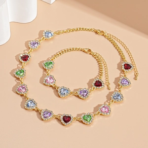 Ensemble collier et bracelet dorés de luxe avec cristaux de cœur colorés et strass