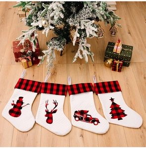 Vierer-Set weiße gesteppte Weihnachtssocken mit rot-schwarzem Karomuster und Stickerei