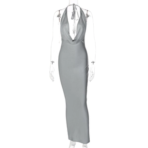 Détail d'une robe longue grise dos nu avec col licou et coupe ajustée élégante